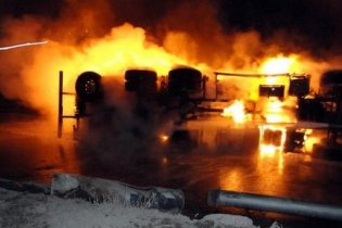 [фото] Бензовоз перевернулся и сжег 40 автомобилей