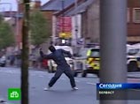 В столице Северной Ирландии Белфасте в среду продолжились столкновения между католиками и протестантами, огнестрельное ранение в ногу получил фотокорреспондент В столице Северной Ирландии Белфасте в среду продолжились столкновения между католиками и протестантами, огнестрельное ранение в ногу получил фотокорреспондент