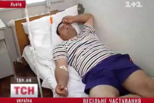 [фото] Во Львове молодожены и полсотни гостей попали в больницу после свадьбы
