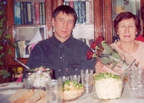 chikatilo_son_and_his_mother 2004 г., мать и сын. Юрий только вышел из зоны
