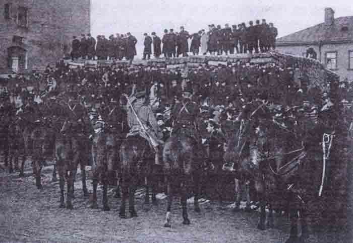 9 января 1905 г. Группа демонстрантов, блокированная войсками 9 января 1905 г. Группа демонстрантов, блокированная войсками