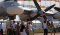 Гости МАКС\u002D2011 внимательно знакомятся с представленными вертолетами и самолетами