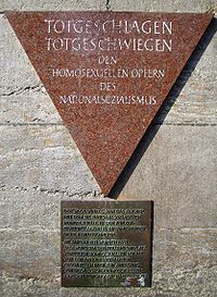 Gedenktafel Rosa Winkel Nollendorfplatz.jpg